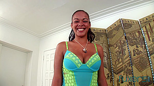 Casilyn Heart gives POV handjob