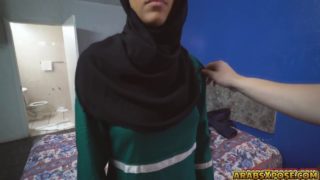 Jolie babe arabe a deux grosses bites à sucer