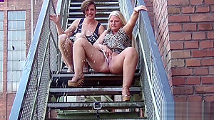 Public Far piss challenge! Roxy vs. Rosella!